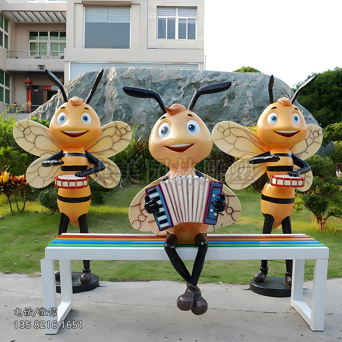 演奏樂器的卡通蜜蜂雕塑