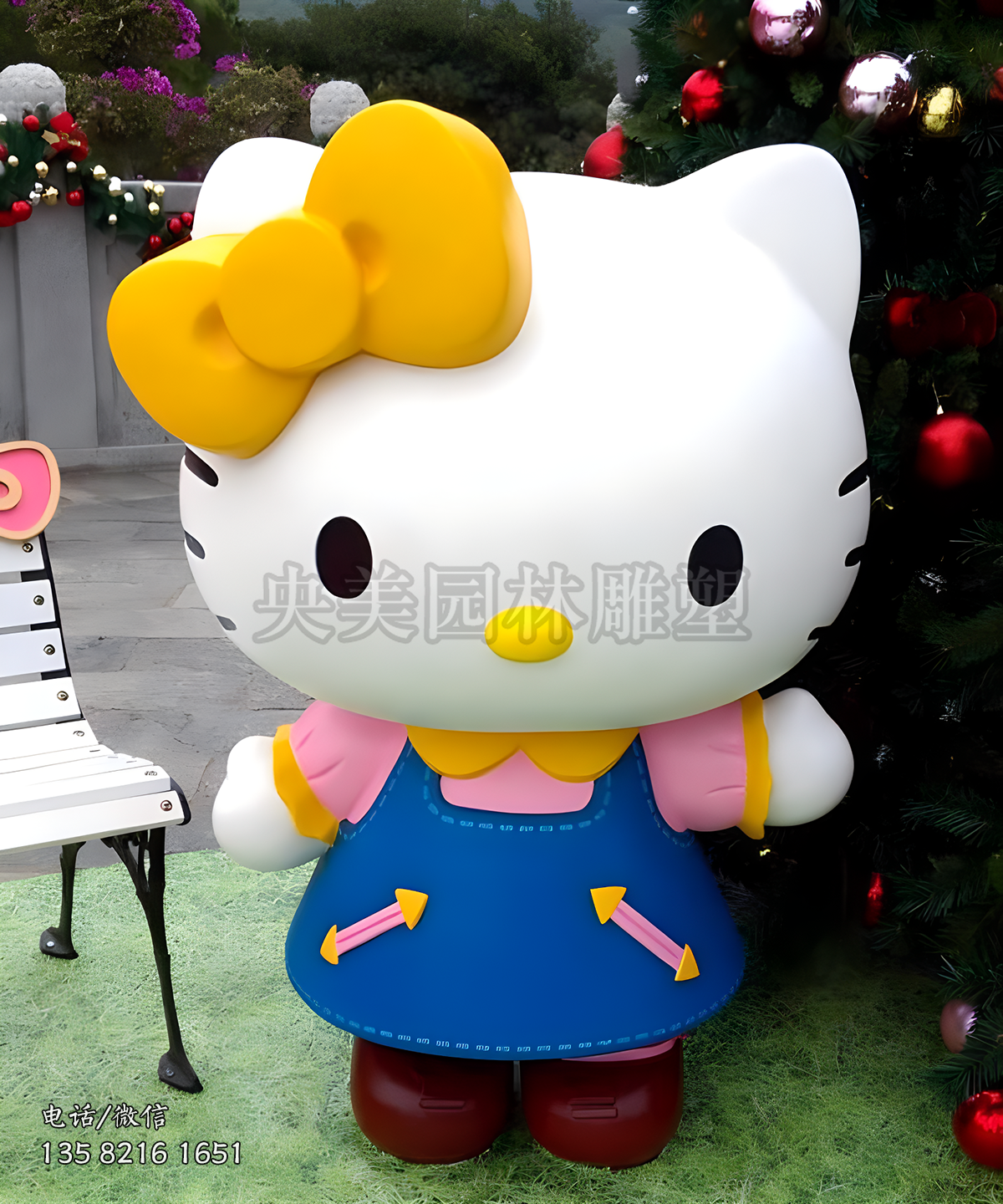 身著藍色裙子頭戴黃色蝴蝶結的kitty貓雕塑