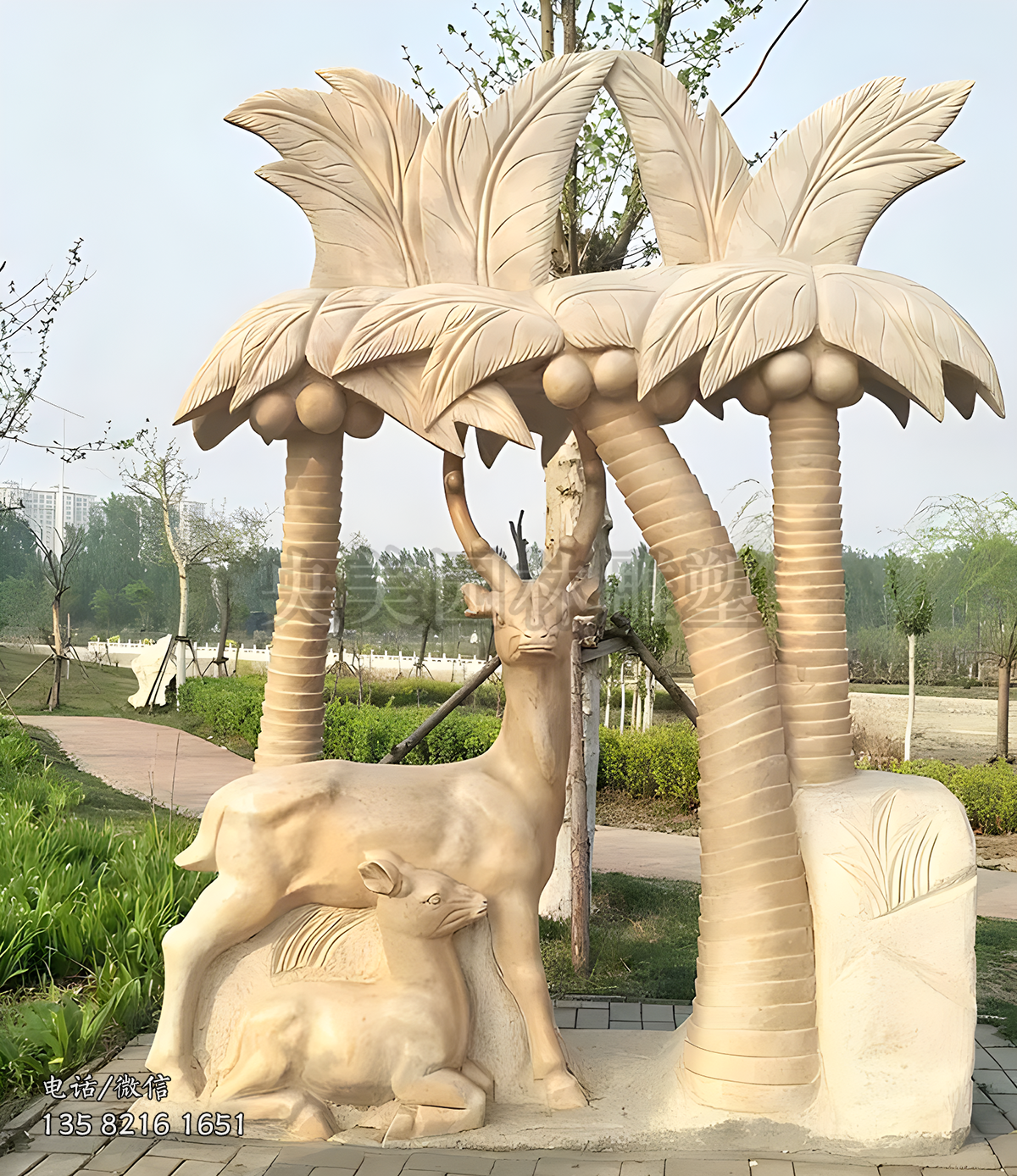 梅花鹿、椰樹(shù)石雕景觀雕塑