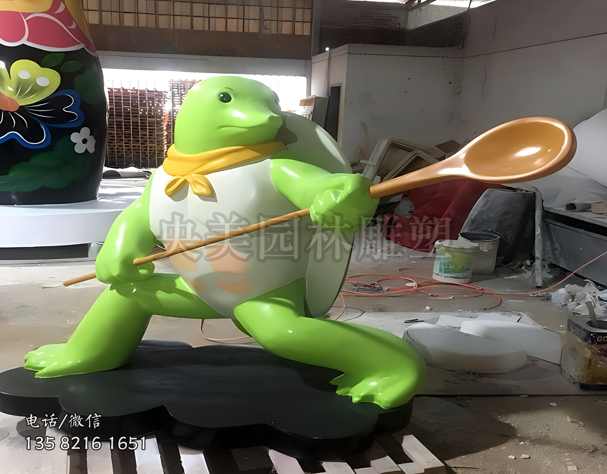 功夫龜，雙手拿勺子的卡通烏龜造型雕塑