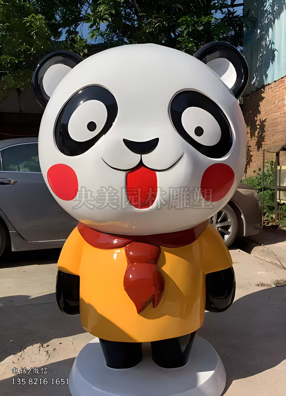 系紅領巾的卡通熊貓雕塑