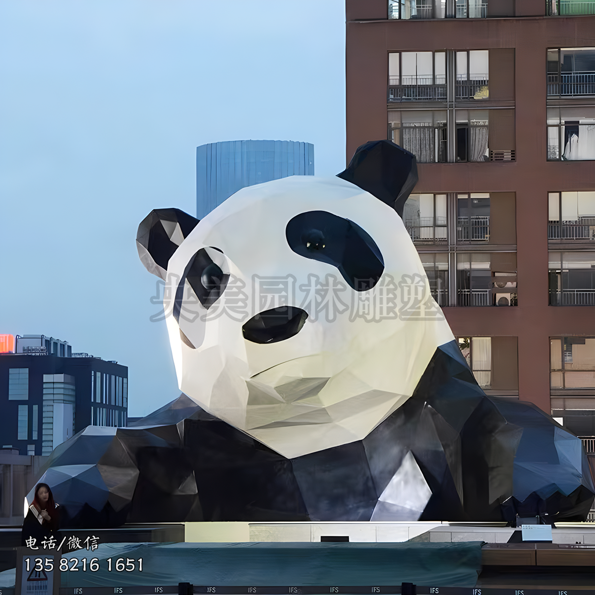 大型不銹鋼翻墻熊貓雕塑