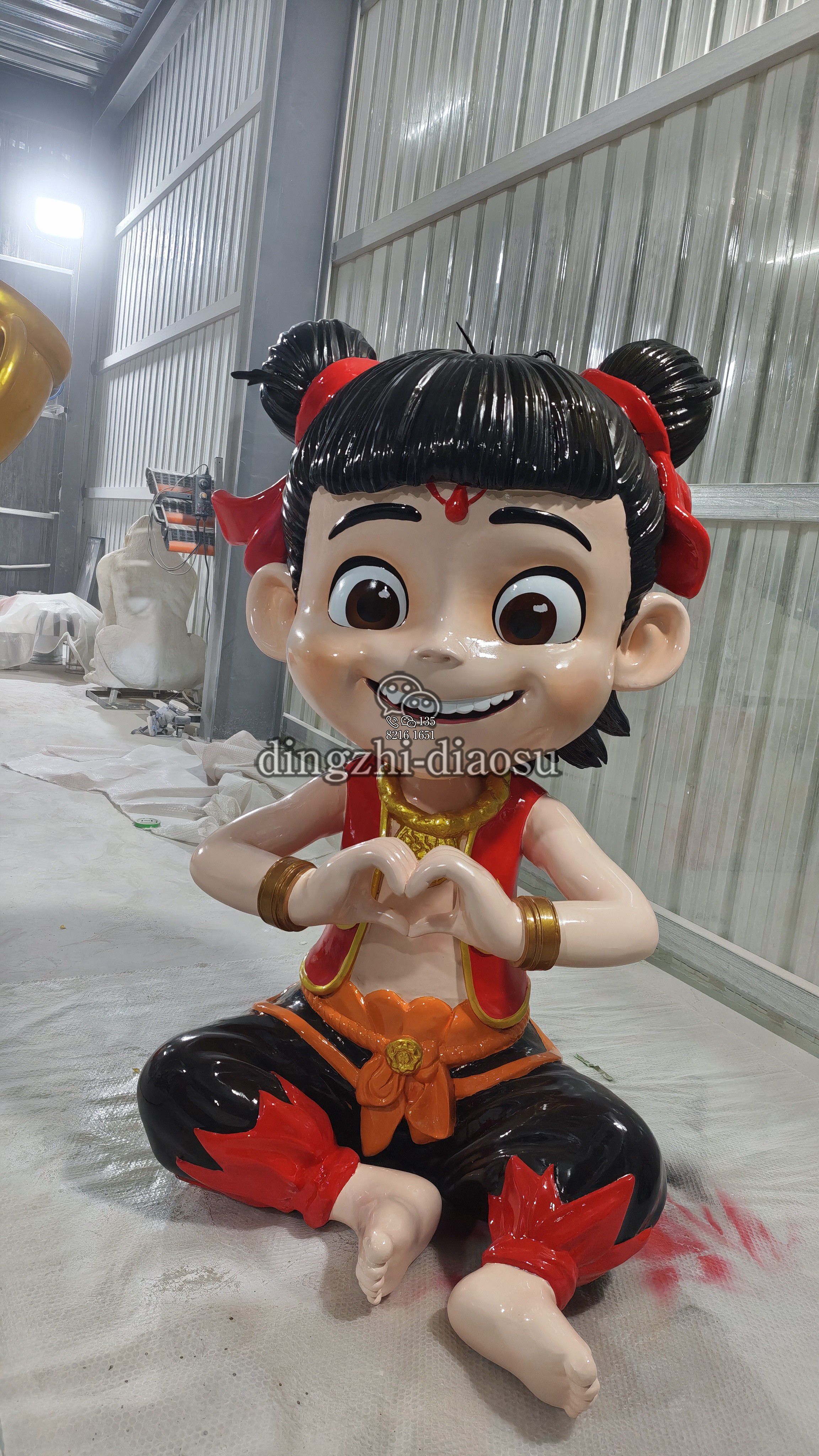 1.5米坐姿比心哪吒玻璃鋼雕塑
